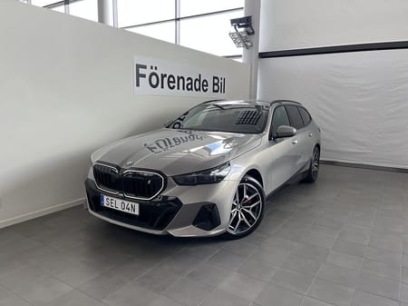 BMW i5 xDrive40 Touring M Sport Pro Drag B&W 19" Rattvärme