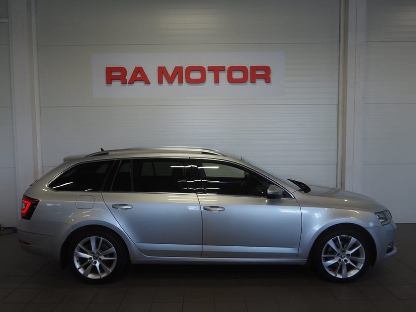 Bild 4 av Škoda Octavia Kombi Skoda 1.0 TSI Style Premium Kamera Drag Canton P-Värm Navi