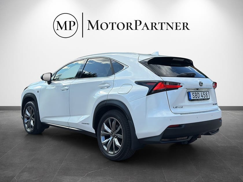 Bild 5 av Lexus NX 300h AWD E-CVT F Sport Taklucka Navi Drag HUD Euro 6