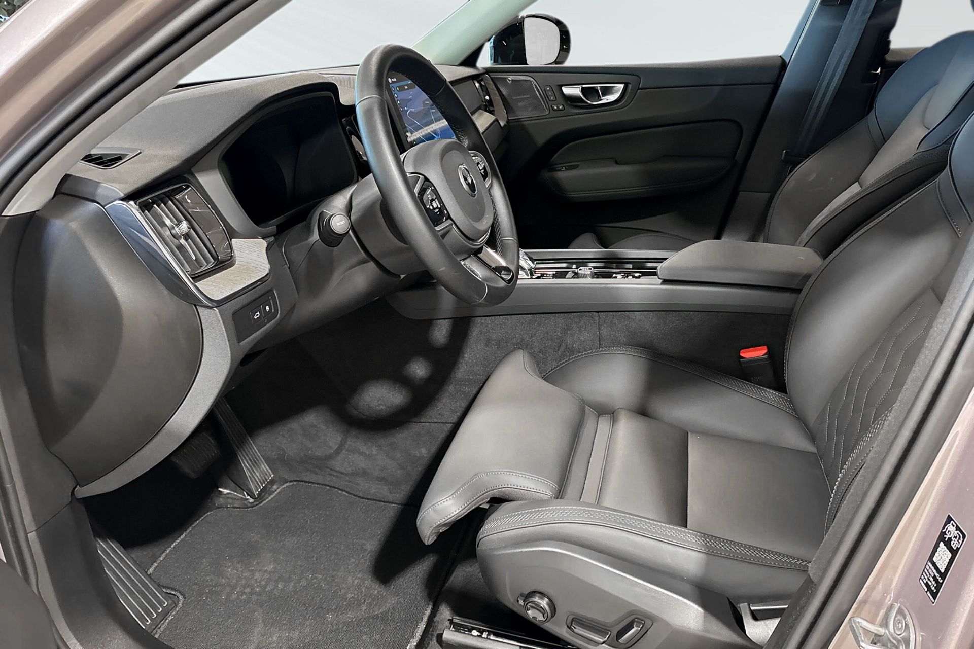 Volvo XC60 T6 Plus Dark Nordic Edition 2026, bild 7/10