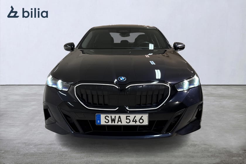 Bild 5 av BMW 550e xDrive Sedan M Sport Pro / B&W / Driving Prof / Pano / Drag/Kolfiber