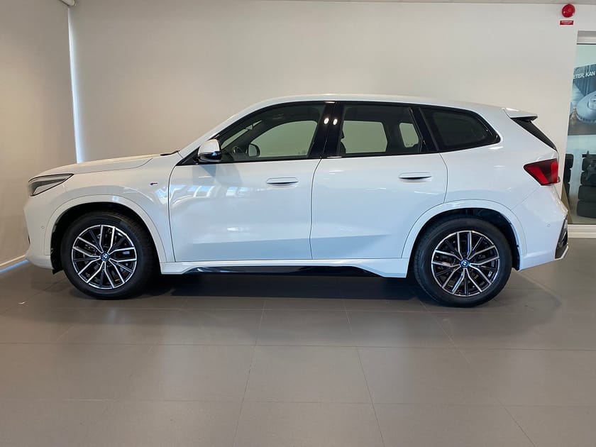 Bild 2 av BMW iX1 xDrive30 Adaptivt M-chassi Parkeringsassistans