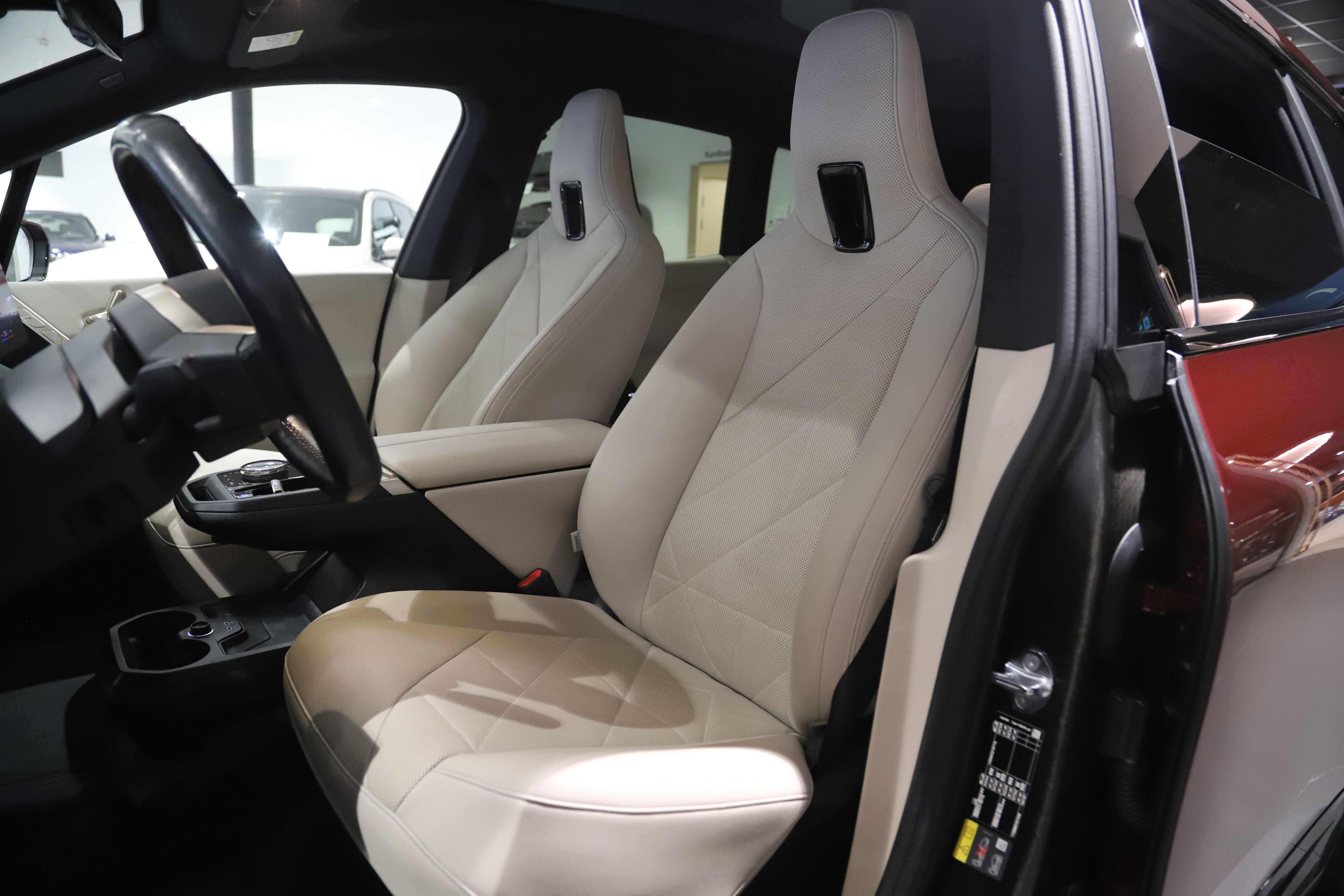 BMW iX xDrive40, 326ps, 2023