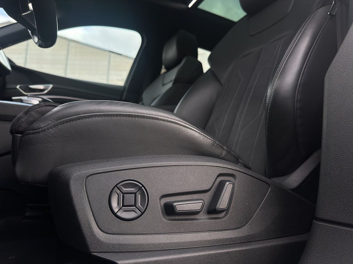 Audi Q8 55 e-tron quattro, bild 25 av 27