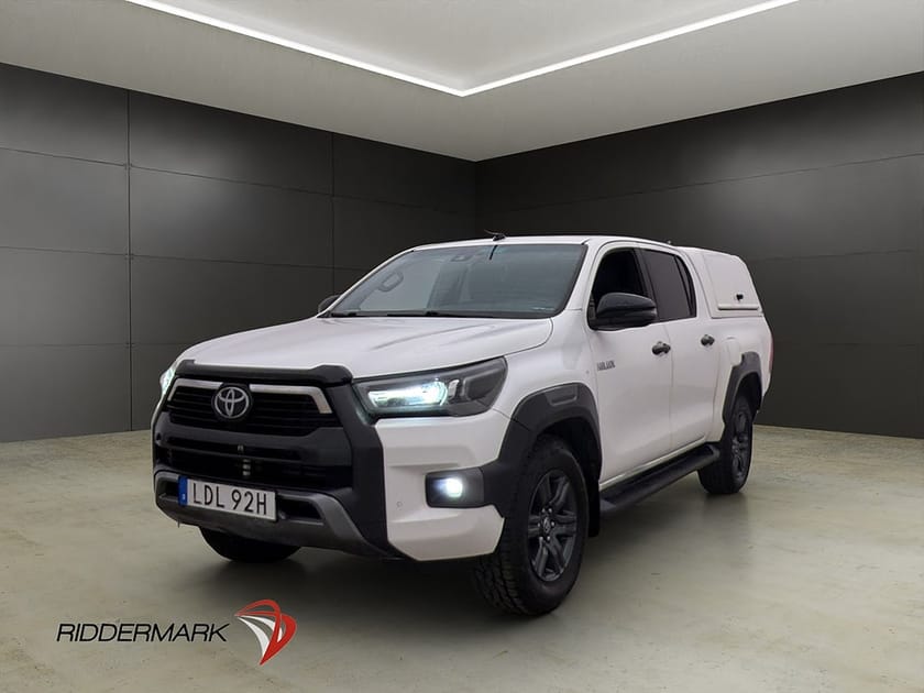 Bild 1 av Toyota Hilux Dubbelhytt Invincible 2.8 4WD Kåpa Moms JBL Drag Diff