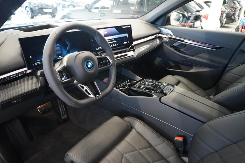 Bild 3 av BMW 530e xDrive Touring M-Sport Pro Supercharged B W DAP 21