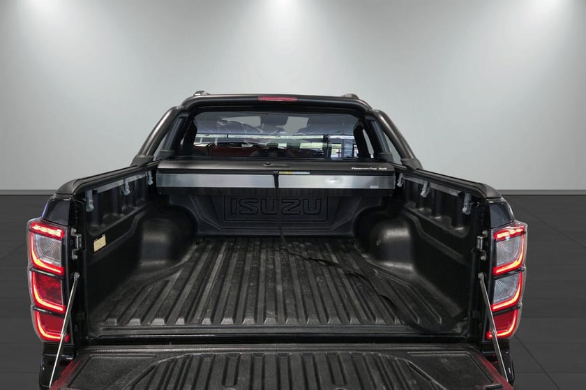 Bilde 5 av Isuzu D-Max Space Cab AT/ FACELIFT / 3.5 TONN/ BLACK EDITION MAGNUM / 4x4