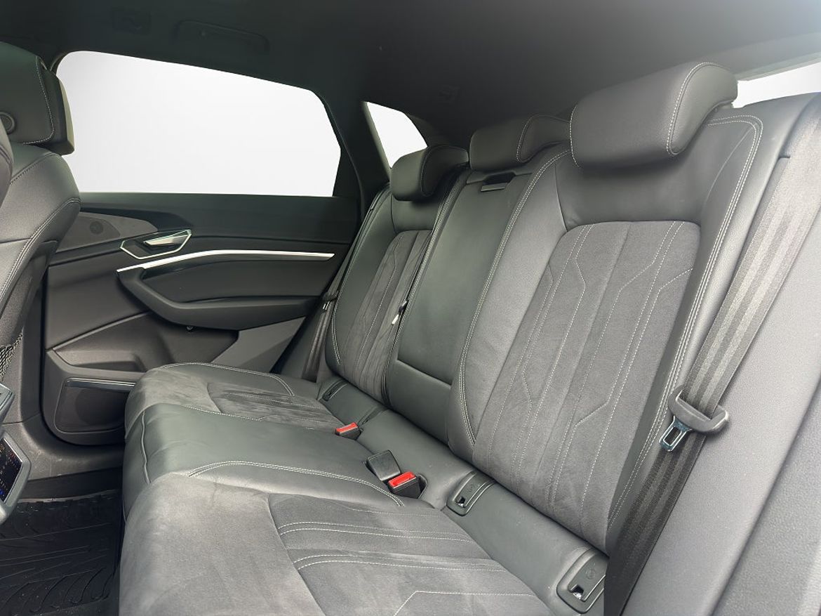 Audi Q8 55 e-tron quattro, bild 11 av 27