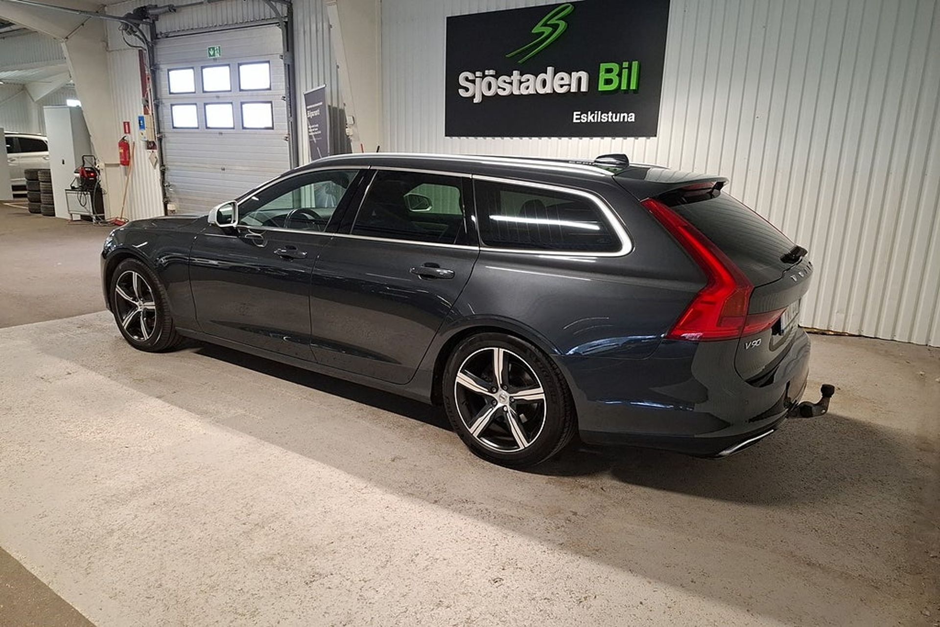 Volvo V90 D4 AWD Geartronic R-Design 2018, bild 5/10
