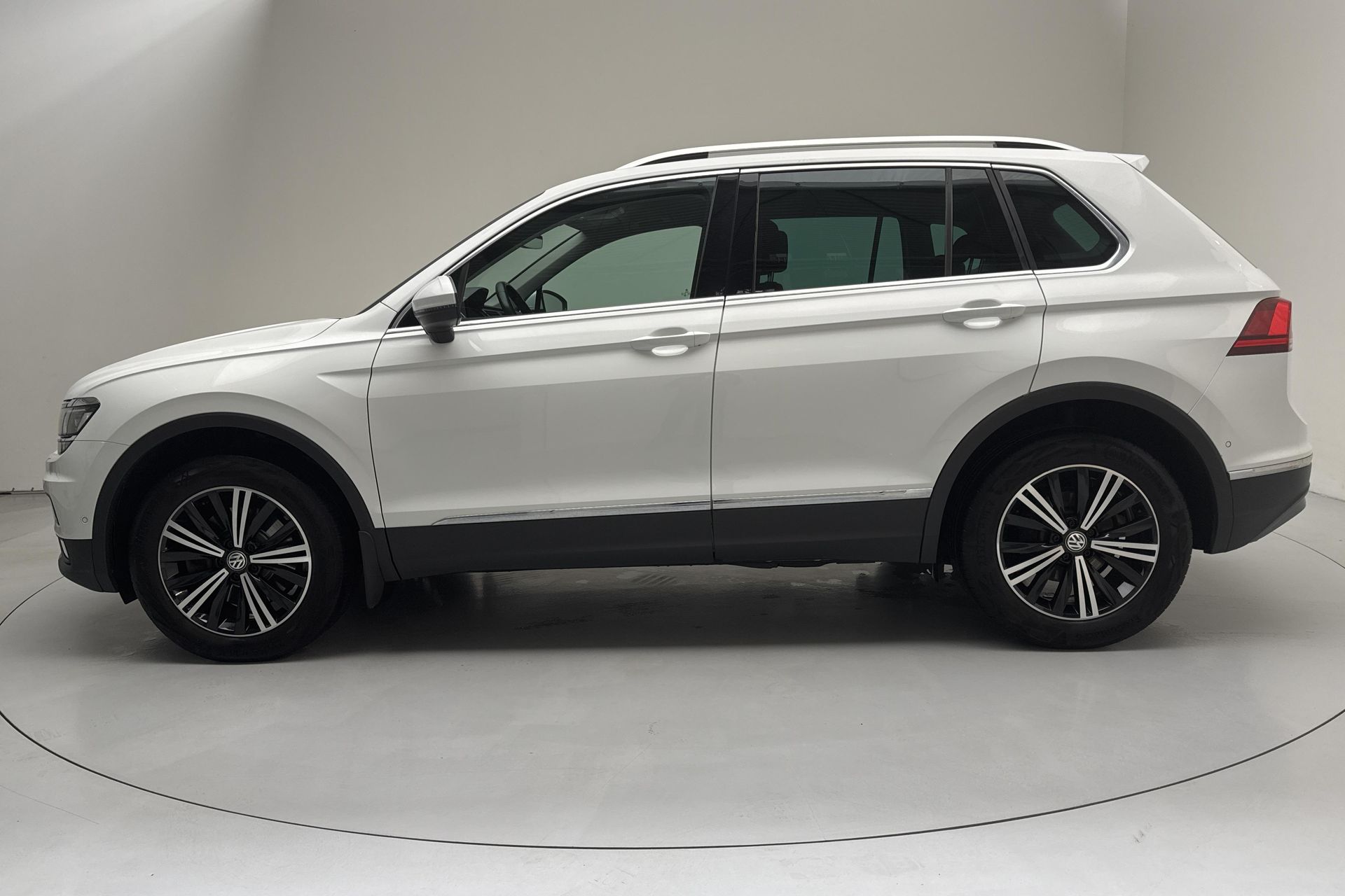 Volkswagen Tiguan 2019, bild 2/10