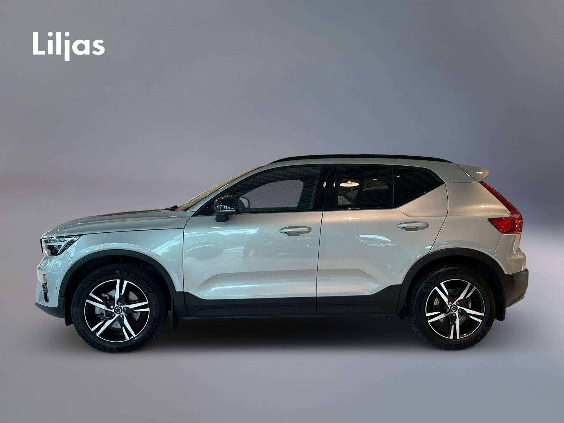 Volvo XC40 B3 FWD Bensin Plus Dark 2025, bild 2/10