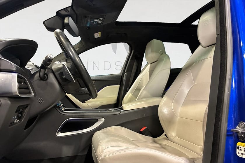 Bild 3 av Jaguar F-Pace S AUT 381 HK AWD NAVI PANO B-KAMERA FARTHÅLLARE LED 22"