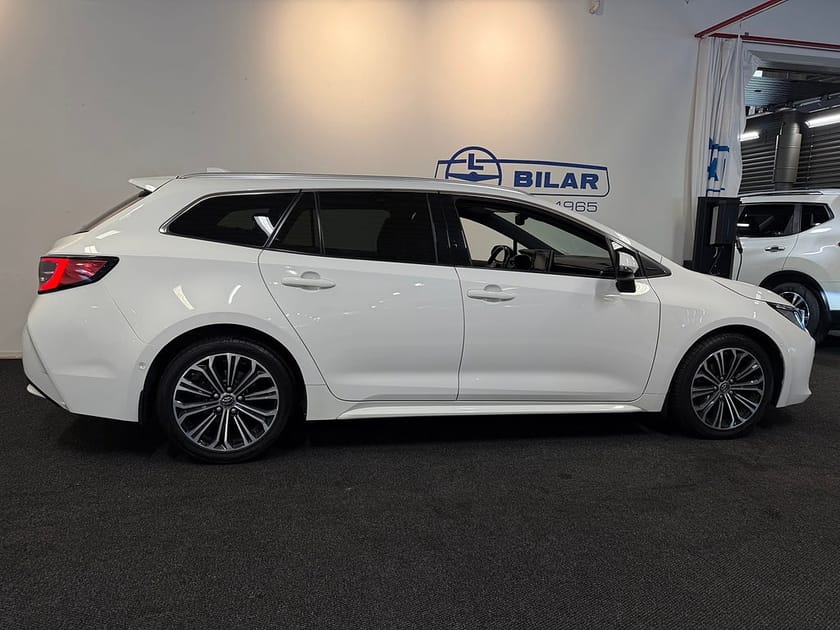 Bild 2 av Toyota Corolla Touring Sports Hybrid e-CVT Executive | Vhjul | Head-Up