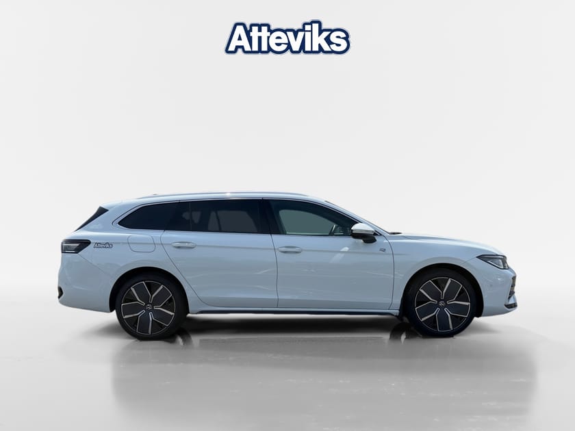 Bild 2 av Volkswagen Passat Variant eHybrid R-Line 272hk *Pano/Drag/Keyless/P.Värm*