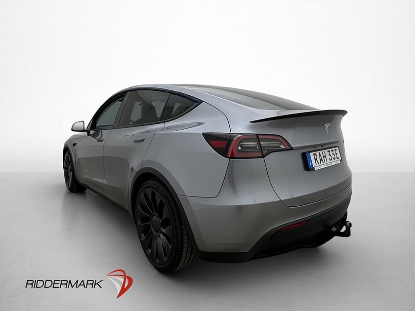 Bild 5 av Tesla Model Y Performance Dragkrok Ljus Interiör Svensksåld