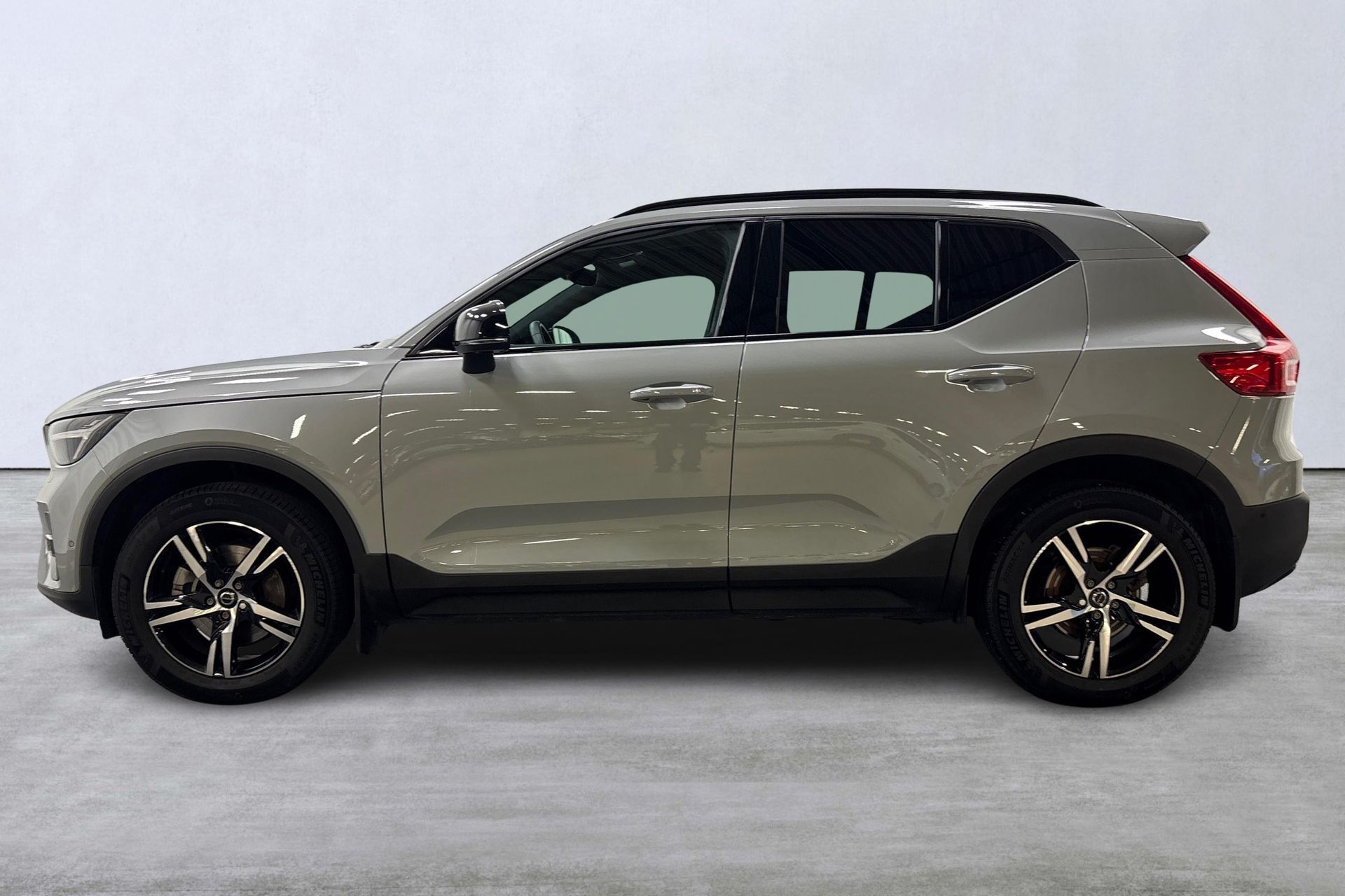 Volvo XC40 B3 FWD Bensin Plus Dark 2025, bild 2/10