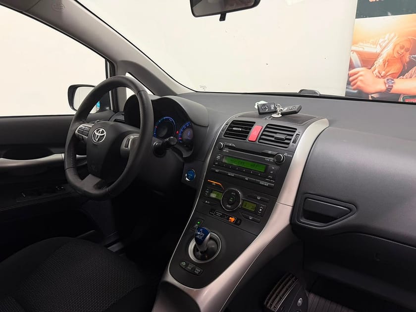 Bild 2 av Toyota Auris Hybrid e-CVT HSD Plus Euro 5