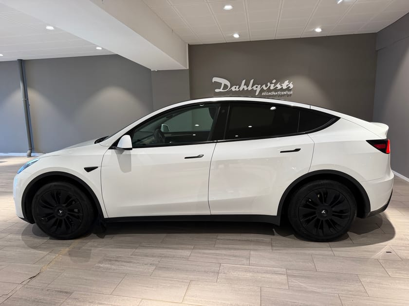 Bild 4 av Tesla Model Y Standard Range RWD Självkörningsförmåga 3 | Drag V-hjul