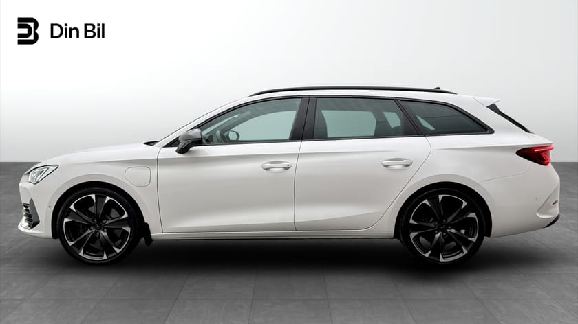 Bild 2 av CUPRA Leon Sportstourer e-Hybrid VZ 1,4 245HK / Drag / Kamera