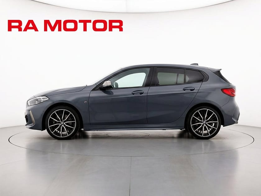 Bild 3 av BMW M135i xDrive 306hk M Sport| Pano | H/K | Skalstolar | Adaptiv