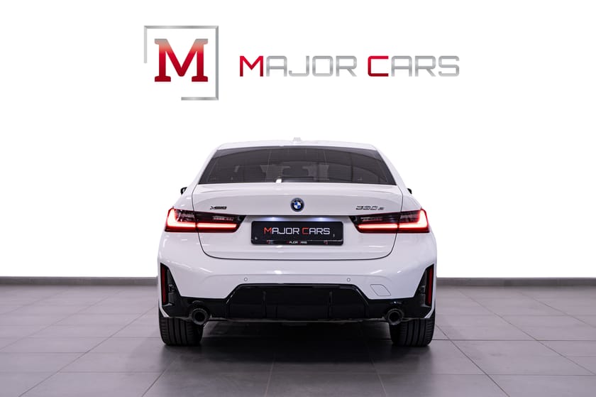 Bild 5 av BMW 330e xDrive Sedan M Sport Widescreen Shadowline Drag 292hk