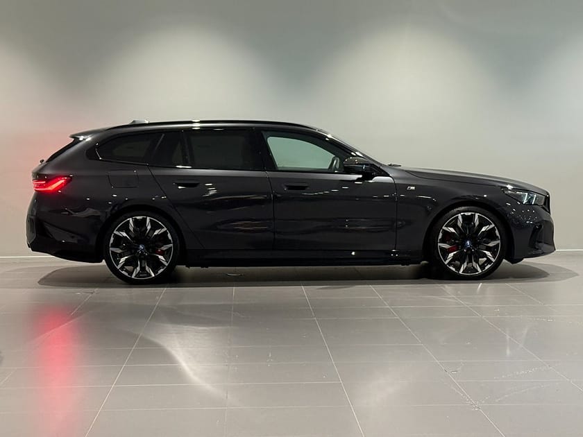 Bild 3 av BMW i5 M60 xDrive Touring M Sport Pro Panorama Drag B&W 21"