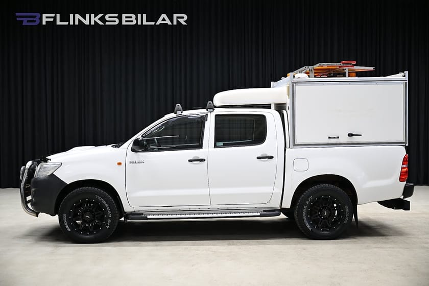 Bild 2 av Toyota Hilux Dubbelhytt 2.5 4x4 144HK Kåpa|Servicebil|Inredd|Drag|Värmare|Moms