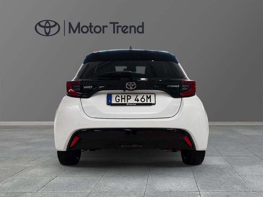 Bild 4 av Toyota Yaris Hybrid 1,5 5D STYLE BI-TONE VINTERHJUL