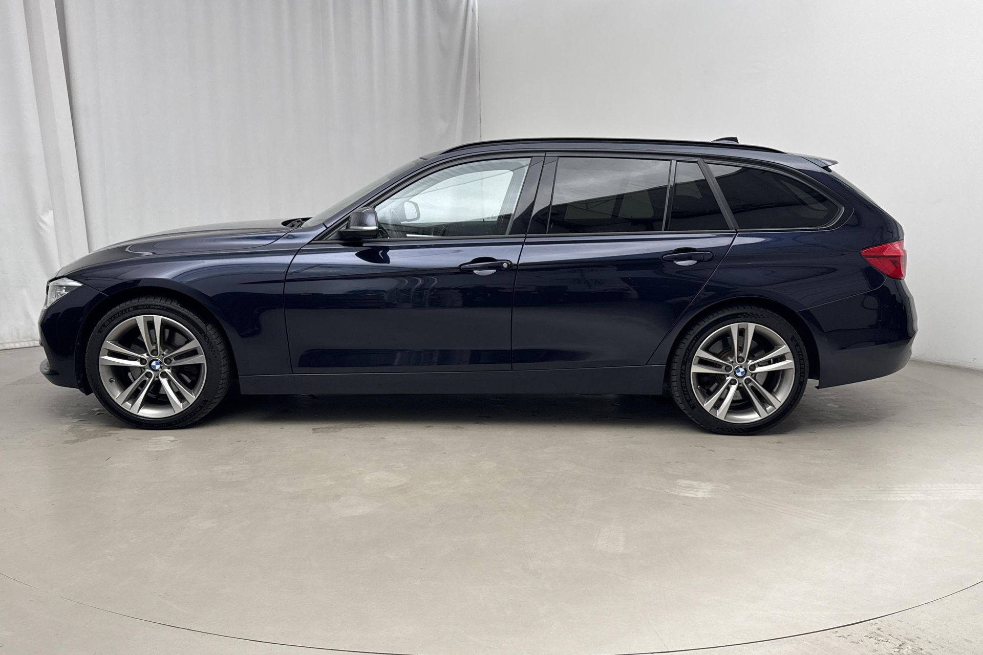 BMW 330 d xDrive Touring Steptronic 2016, bild 2/10