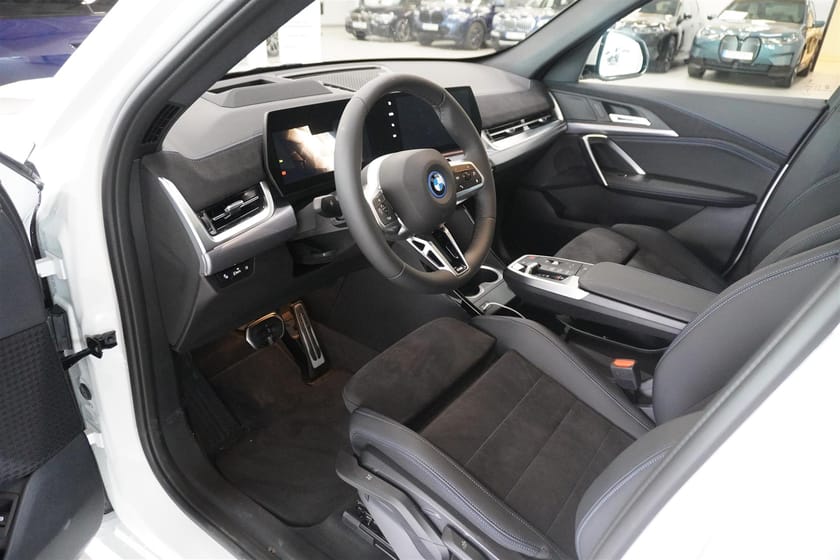 Bild 2 av BMW iX1 xDrive30 M Sport Pro HUD 19 360-Kamera Drag