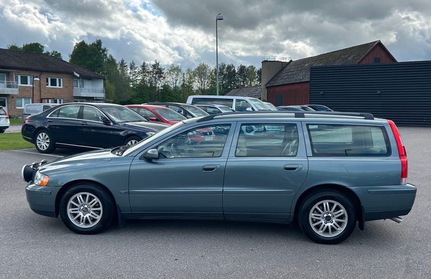 Bild 2 av Volvo V70 Kinetic 2.4 170hk | Automat | Dragkrok | F-hållare