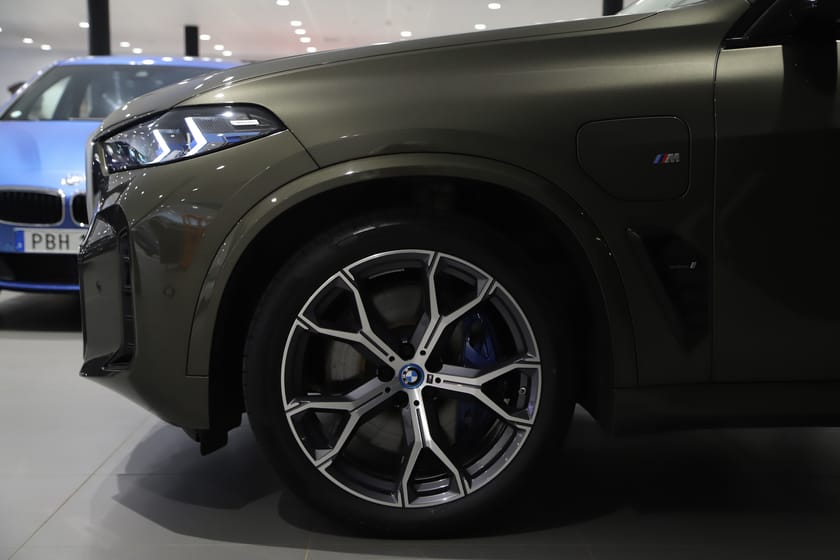 Bild 2 av BMW X5 xDrive50e - Bowers / Individual / Luftfjädring / Innovation