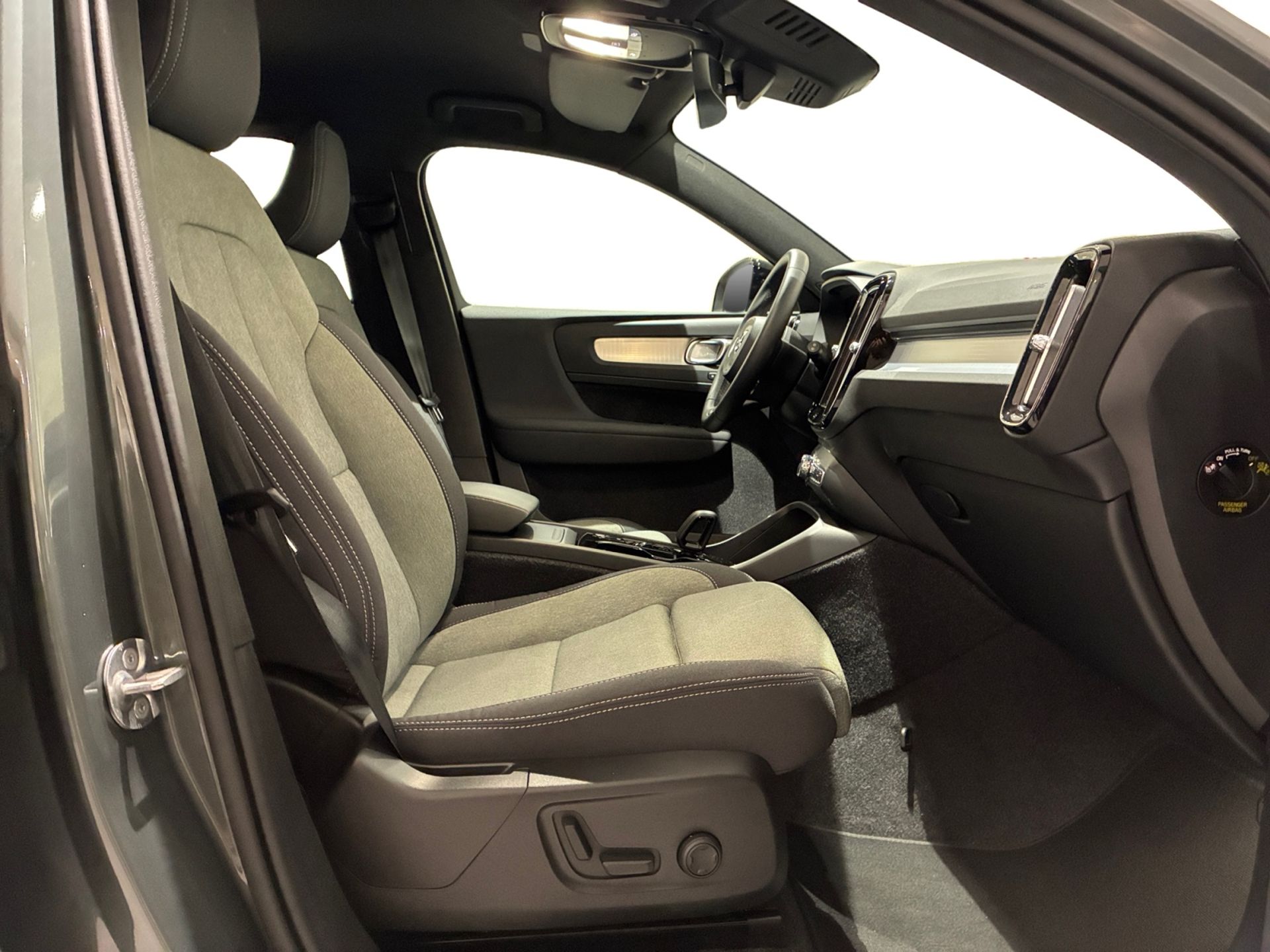 Volvo XC40 B4 FWD Bensin Plus Dark 2026, bild 4/10