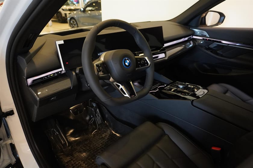 Bild 2 av BMW 550e xDrive Touring M Sport Pro Business Ed Drag DA Pro B W