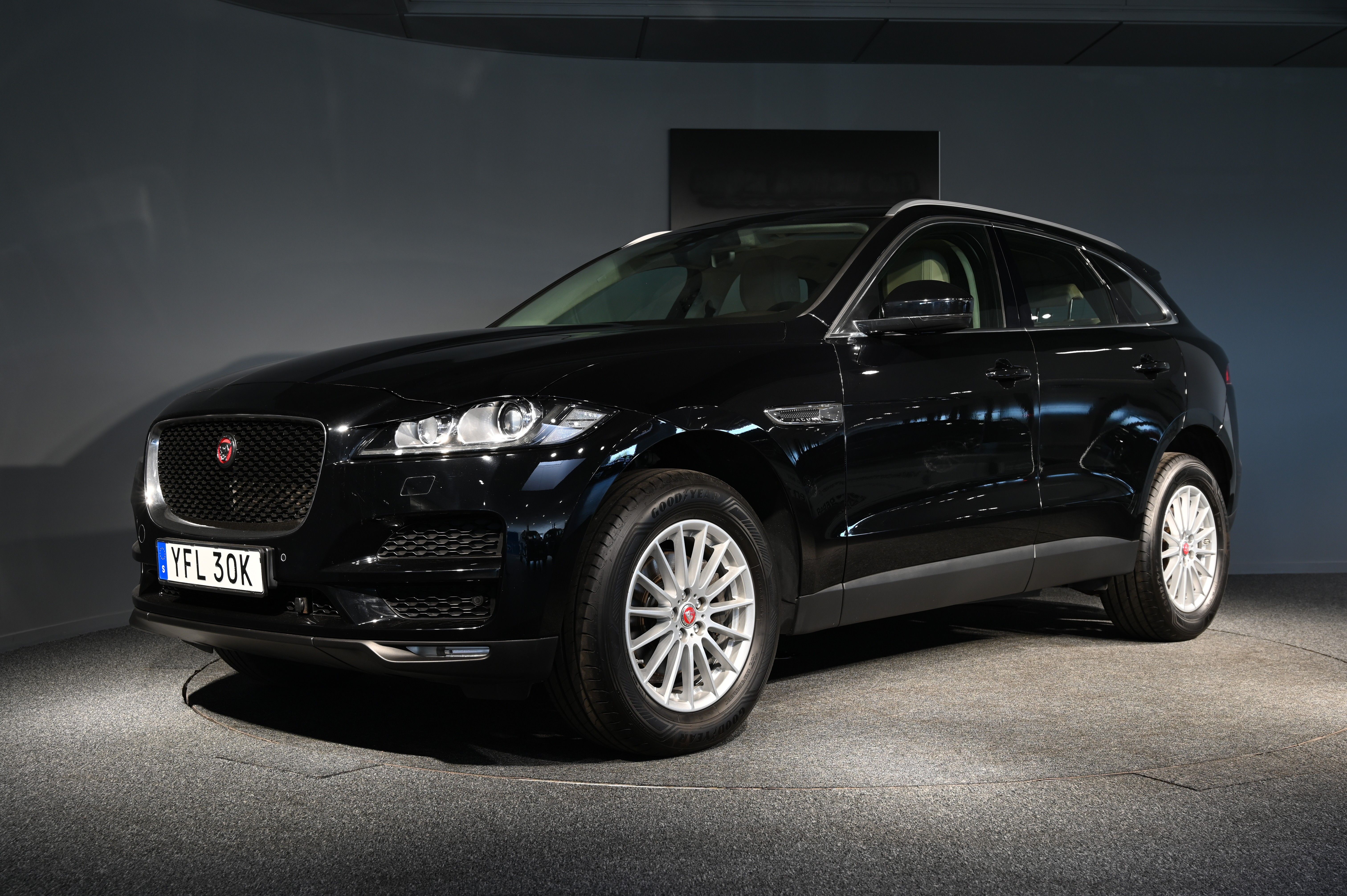 Jaguar F-Pace 180 л.с.