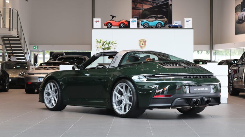 Bild 2 av Porsche 911 Targa 4 GTS PTS Brewster Green / Utökat läder / Sätesventilation