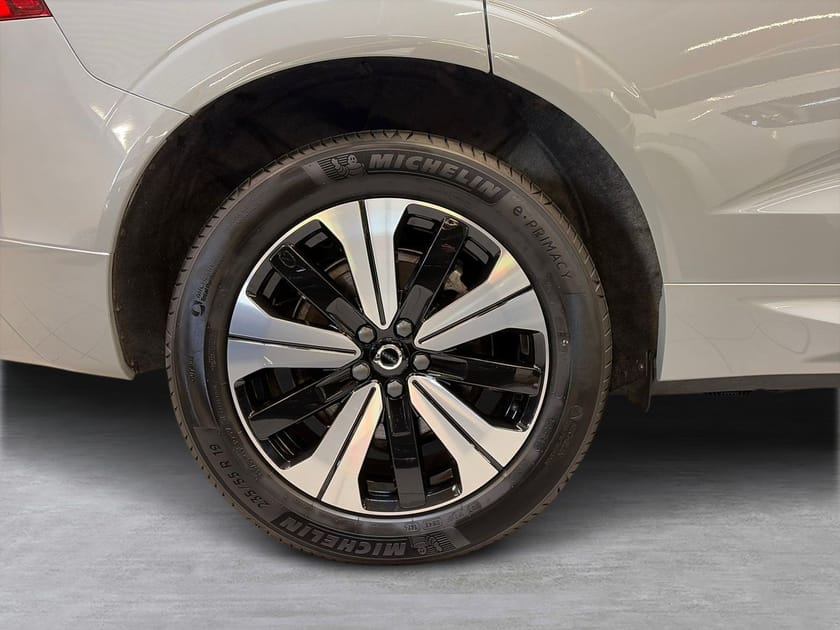 Bild 3 av Volvo XC60 T6 Plus Dark Edition, Läderklädsel, Navigation, Parkeringskamera bak, Elmanövrerade stolar fram, Dragkrok halvautomatisk