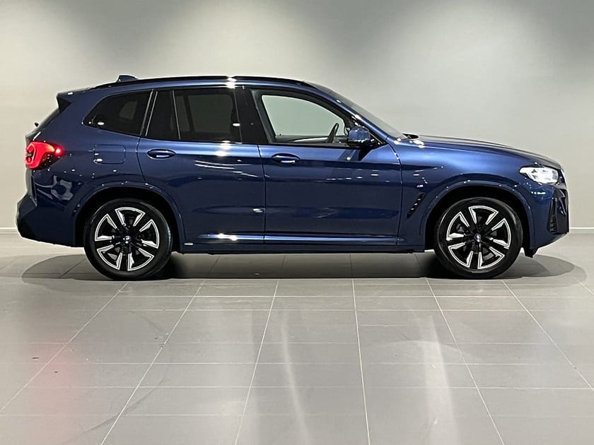Bild 3 av BMW iX3 Charged M Sport Panorama Drag Elstolar minne AdptFarth
