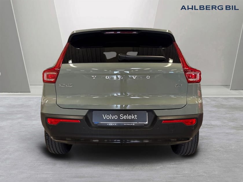 Bild 3 av Volvo XC40 B3 FWD Bensin Plus Dark, Klimatpaket, Förarstödpaket, Parkeringskamera Bak, Baklucka Elmanövrerad, Google Maps