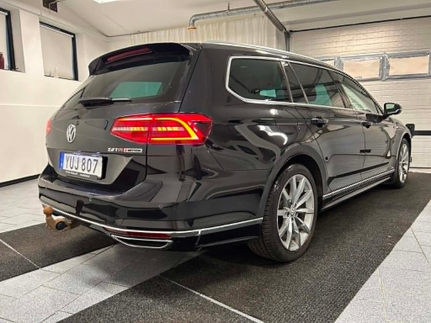 Bild 2 av Volkswagen Passat Sportscombi 2.0 TDI 190 hk R Line 4M GT Läder Cockpit