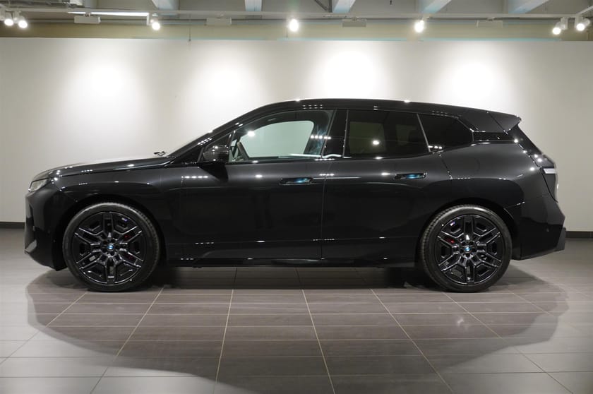 Bild 3 av BMW iX xDrive60 M Sport Pro Supercharged Ed Drag DA Pro B W