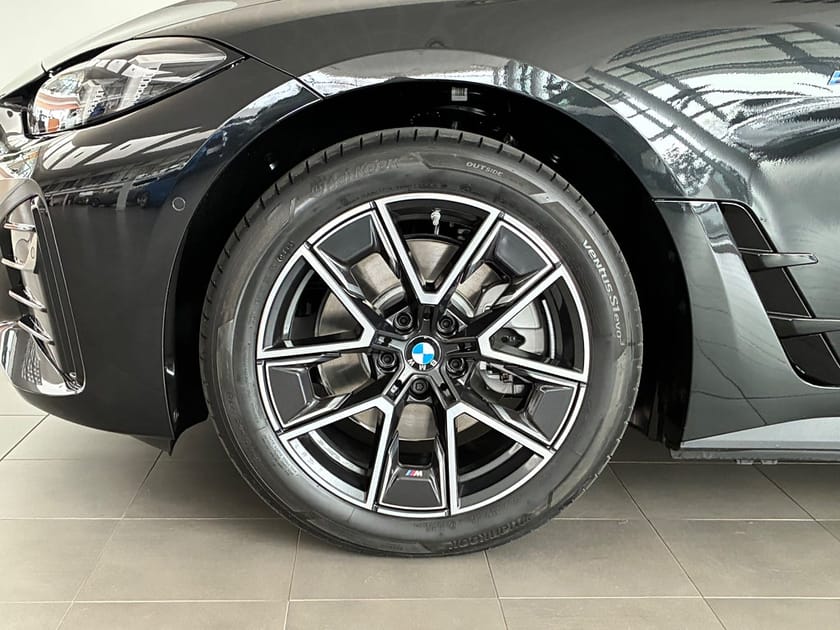 Bild 4 av BMW i4 eDrive40 Gran Coupé M Sport Drag 18" Rattvärme Adaptiv Farth.