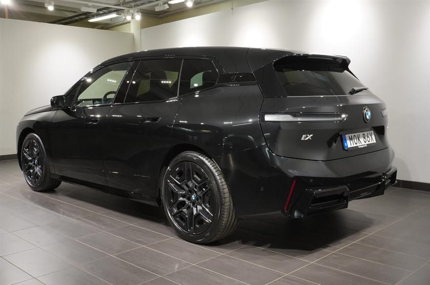 Bild 4 av BMW iX xDrive60 M Sport Pro Supercharged Ed Drag DA Pro B W