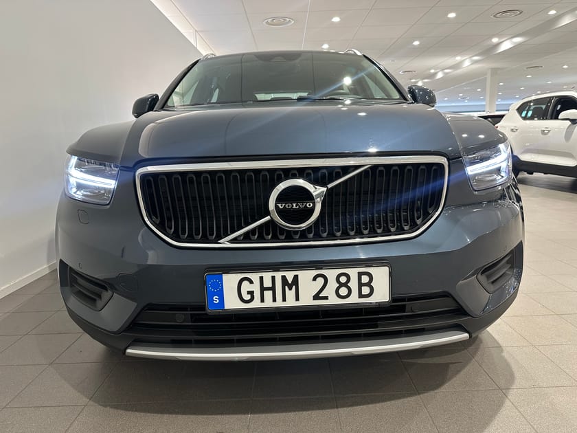 Bild 2 av Volvo XC40 T2 FWD Momentum / Parkeringssensor fram/bak / Navigation / Backkamera /