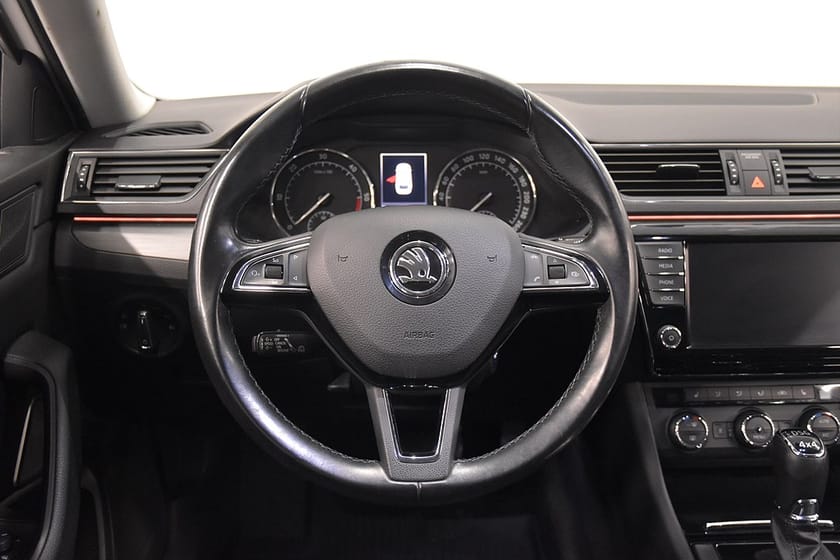 Bild 2 av Škoda Superb Kombi 2.0 TDI 4x4 Businessline Canton D-värm Navi Dragkrok
