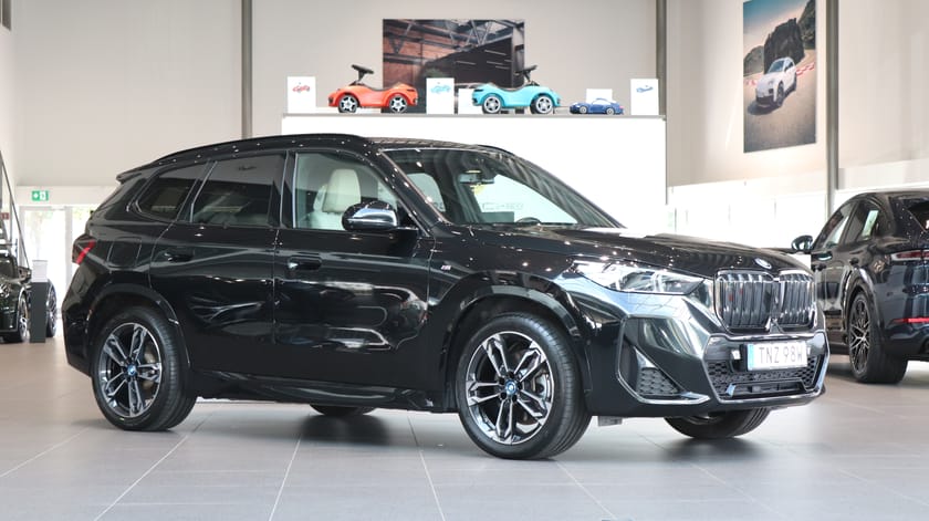 Bild 1 av BMW iX1 xDrive30 M Sportpaket / Head-up display / Dragkrok