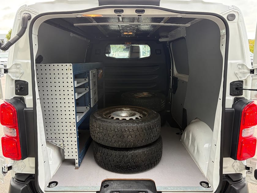 Bild 5 av Opel Vivaro Skåpbil IP L2 Drag, Backkamera, Värmare