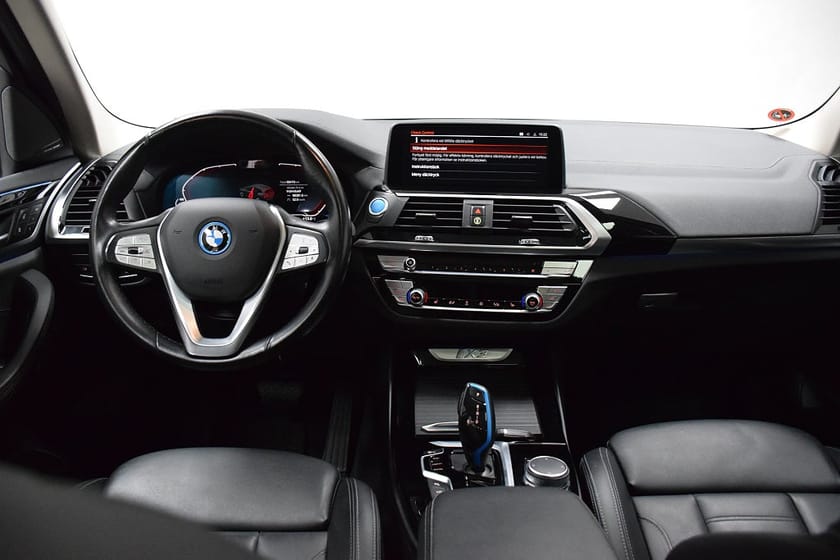 Bild 2 av BMW iX3 Charged Plus/ Panorama/ Harman Kardon/ Adaptiv farth.