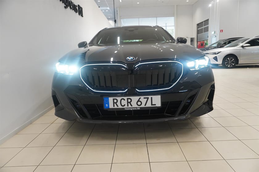 Bild 4 av BMW 550e xDrive Touring M Sport Pro Business Ed Drag DA B W