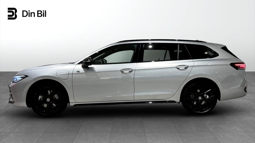 Bild 2 av Volkswagen Passat Variant eHybrid DSG R-LineBlack/H&K/Pano